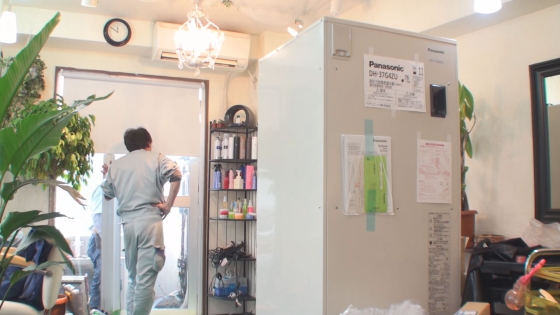 横浜市神奈川区のサロン JEUNO様 新しい電気温水器・パナソニックDH-37G4ZUの搬入